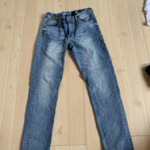 Blåa jeans i storlek 158