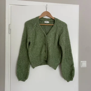 Grön kofta med ballongärm - Nyskick! Endast använd en gång, supermysigt mjukt material 