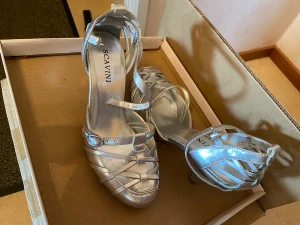 Silver klackskor - Jättefina klackskor som är i storlek 37. Köparen står för frakten ❤️