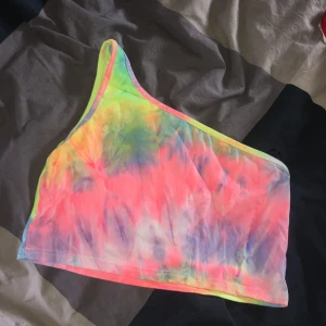 En färgglad topp - Knappast använd  Är i väldigt bra skick  Materialet är väldigt skönt och bekvämt 