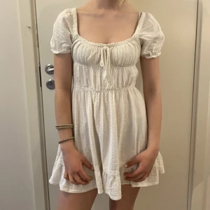 Klänning  - Finaste sommarklänningen! Köpt i Paris för ca 600kr och bara använd fåtal gånger! 🤩🤩 Perfa till student, konfa eller skolavslutning! 