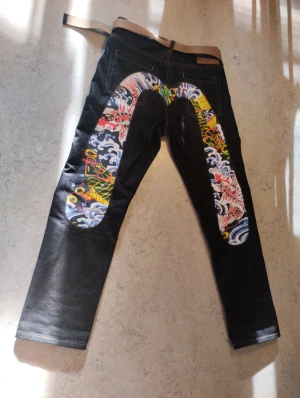 Evisu jeans  - jätte fina jeans från Evisu i storlek 175 , helt nya. Skriv om du vill ha flera bilder eller du har frågor.