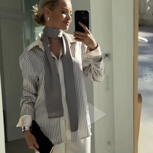 Claire Rose x Nakd - Randig skjorta från Claire Rose, aldrig använd. Superfin till sommaren, att klä upp eller ner.