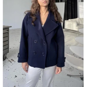 Design by Si kappa - Marinblå/svart kappa från Design by Si. Använd fåtal gång 💛