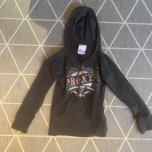 hoodie  - fin grå hoodie med rosa detaljer.