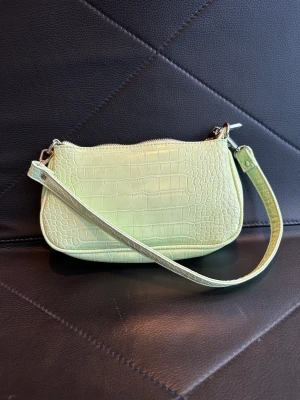 Thomasine  - Väska från Gina Tricot.  Har hållit sig i samma skick som när köpt. 