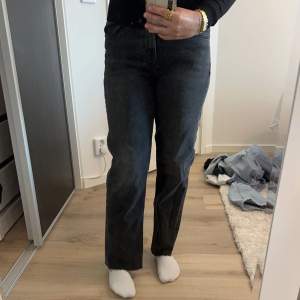 snygga utsvänga jeans från h&m🙌🏼säljer då de är lite för korta på mig 🩷aldrig använda, lappen kvar🩷