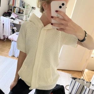 Stickad kortärmad kofta - Off White/Vit stickad kortärmad kofta med luva som har Teddy material i 😍 