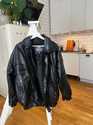 Skinnjacka - Så cool tjockare skinnjacka! Köpt secondhand men den är i fint skick.