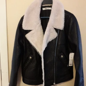 skinnjacka - Skinnjackan med vitt fluff jätte jätte ny aldrig använt från Gina Tricot i storlek 38. Jätte vacker och som sagt helt ny. Prislappen är fortfarande på orginall priset är 700kr. 