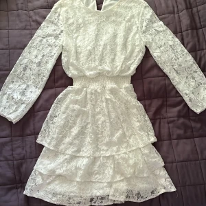 Vit sommarklänning - Säljer denna sommarklänning, använd en gång💕