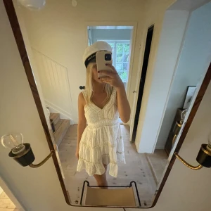 Vit klänning - Säljer denna jättegulliga vita klänning då jag inte får någon användning för den längre. Passar bra till student eller liknande. Skulle säga att den passar en S/M.