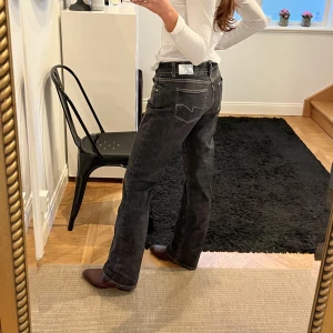 Mörkgrå jeans med vita sömmar - Supersnygga mörkgråa raka jeans som tyvärr är för stora för mig 💔 Ca 81cm i midjemått och ca 81cm i innerbenslängd❣️