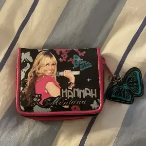 Hannah Montana plånbok! Den har 5 fack för kort, ett för sedlar och ett fack för mynt💋💕😇☀️