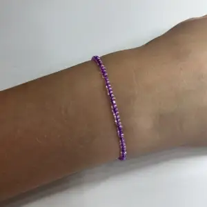 Ett lila armband i storlek xs men de finns också i fler storlekar kontakt om det finns frågor!💕💗