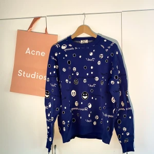 Acne Studios Sweatshirt - Hej, säljer en väldigt snygg och sällsynt Acne Studios sweatshirt från deras tidiga kollektion. Nypris runt 4000kr. Storlek Medium och True To Size. Blå/lila färg med väldigt skönt material. Pris inte hugget i sten. Hör av dig vid frågor. 