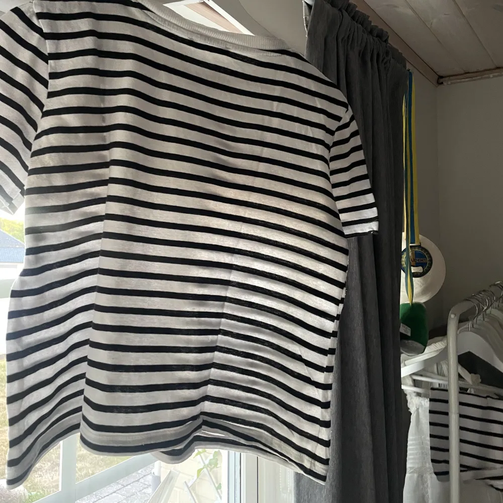 Säljer denna t-shirt ifrån zara.  70kr + eventuell frakt🌟. T-shirts.