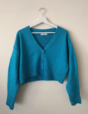 Blå kofta - Blå kofta från Stradivarius. Fint skick. När jag tittade noga hittade jag en liten noppa på ryggen. Smickrande croppad modell.