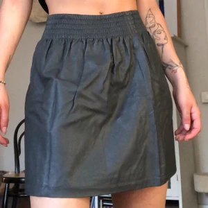 Läderkjol  - Så himla fet läderkjol. Köpt från HM och går inte att köpa längre. Köparen står för frakten😘