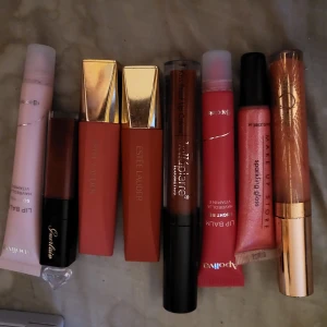 Röda, coral och rosa läppglans, flytande läppstift och läppbalsam - Märkessmink för läpparna. Oanvända, estee lauder, Charlotte tilburry, guerlain, makeupstore apoliva i 2 nyanser och 1 Elisabeth arden eight hour cream lipbalm. Alla i fullsize. Skulle du va missnöjd har du 10 dagar på dig att häva köpet. Pris från 29:-upp