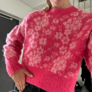 Rosa blommig zara stickad tröja - En rosa blommig tröja från zara. Använd fåtal gånger och i bra skick. Storlek M men passar även S.