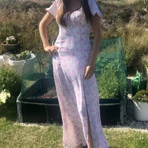 Sommarklänning - Superfin blommig sommarklänning! Perfekt till midsommar exempelvis🌸 Sparsamt använd. Storlek XS men passar även en S! 