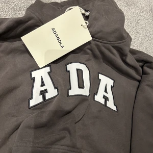 ADANOLA - Intressekoll på min helt oanvända hoodie i färg coffee bean från ADANOLA i storlek S💓Nypris 759kr mitt pris 600kr + frakt