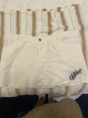 Billabong kjol - Säljer denna sjukt snygga vintage Billabong kjolen i ett tunt denim tyg.