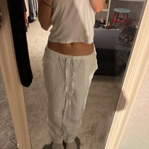 linnebyxor - jättefina linnebyxor köpta i estland för 900kr⚡️ använda typ tre gånger så de är som nya❤️ står ingen storlek i byxorna men passar mig som har xs men tror att de skulle passa större storlekar också 