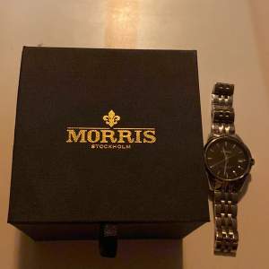 Säljer nu min Morris klocka som inköpte i oktober. Den är använd ett fåtal gånger med minimal visning av användning. Man får även med utplockade länkarna. Hör av er vid frågor osv! 