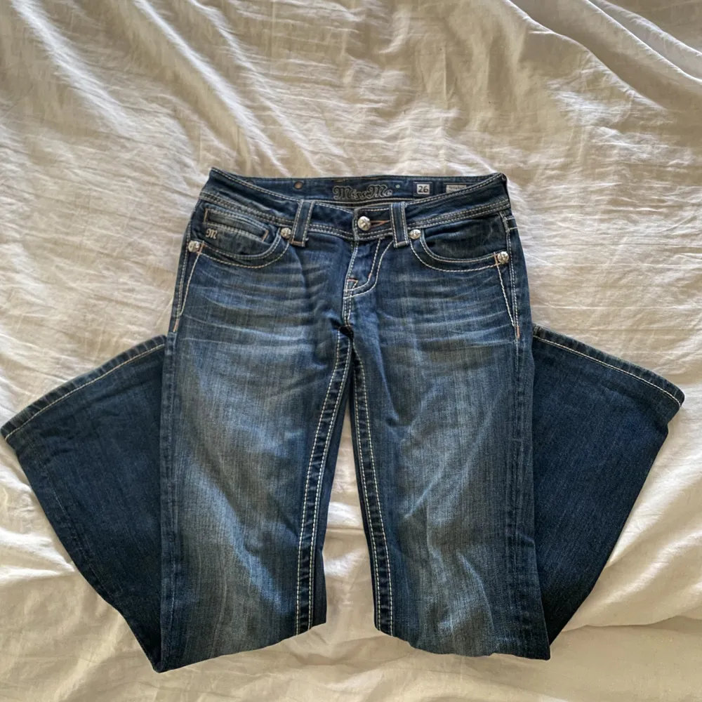 Säljer dessa ursnygga lågmidjade bootcut miss me jeans i storlek 26. Köpta på plick, och säljer pga att de sällan kommer till användning. Midjemått:73cm innerbenslängd:78cm. Jeans & Byxor.