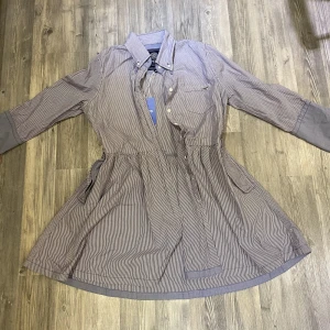 Skjortklänning - Skitcool klänning från Superdry Vintage i strl L. Köpt från sellpy för 250kr aldrig använd, provad en gång och säljs eftersom den är alldeles för liten för mig. Den har fickor och lätt utsvängt nederdel!