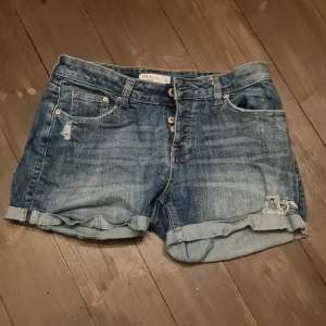 Ett par fina jeans shorts i stolek 36!