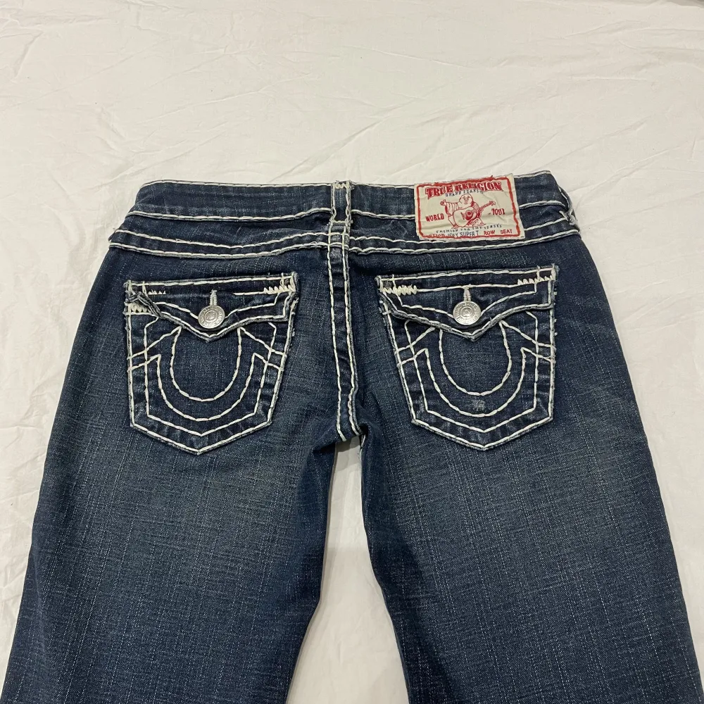 Snygga jeans från True religion med låg midja och bootcut💓midja ca 85 cm o innerben 85 cm. Jeans & Byxor.