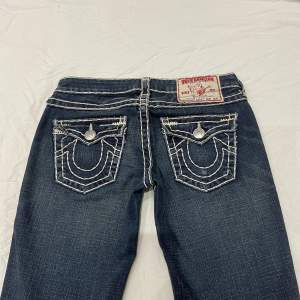 Snygga jeans från True religion med låg midja och bootcut💓midja ca 85 cm o innerben 85 cm