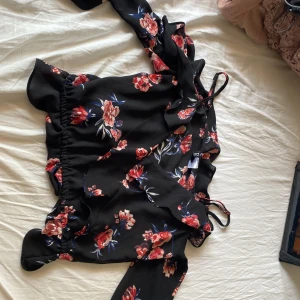 Blus  - Säljer denna jätte fina blus. Då den inte kommer till användning och är förliten. Har aldrig använt den, bara provat. Tryck inte på köp direkt vid intresse kontakta mig.