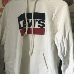 Levis hoodie - En fin och knappt använd vit hoddie 💕 
