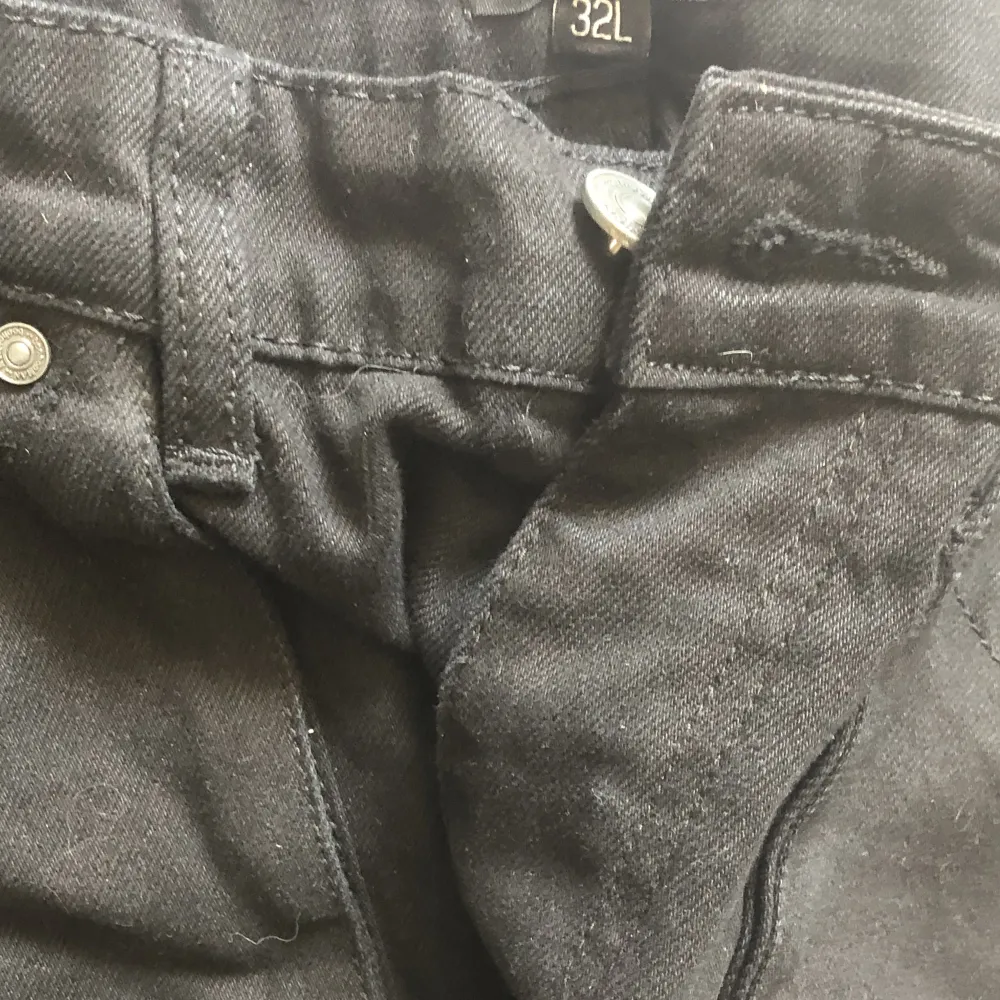 Fläckfri baggy jeans med små stora fickor! Sydda nedanför så de kan bli längre.. Jeans & Byxor.