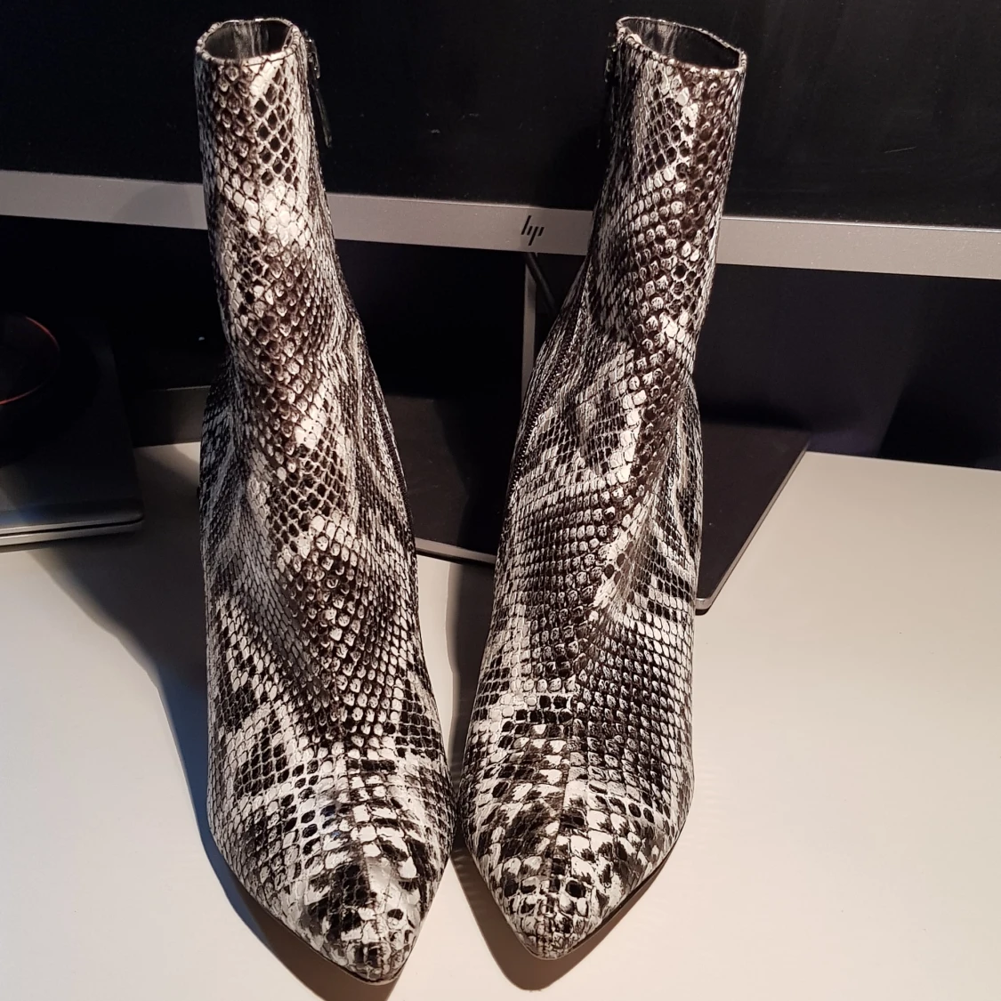 Klackskor i ormimitation - 90