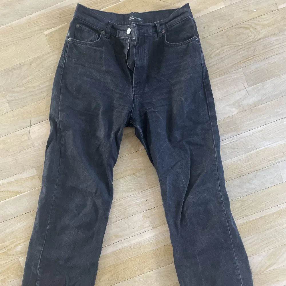 Svarta raka jeans från Zara med slitningar nedtill🖤. Jeans & Byxor.