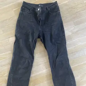 Svarta raka jeans från Zara med slitningar nedtill🖤