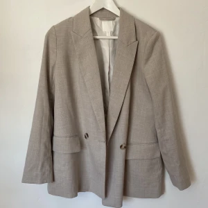 Kavaj - Lätt oversized beige kavaj, använd en gång