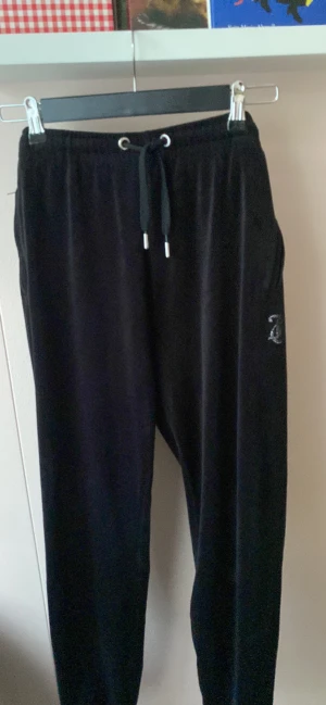 Juicy couture byxor  - Juicy byxor väldigt mjuka ock sköna och i bra skick