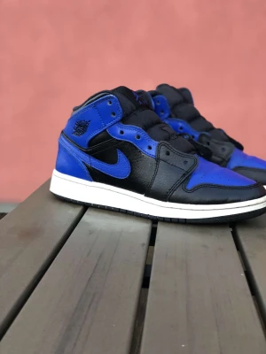 Jordan 1 mid - Nästan helt nya använda ungefär 10 gånger. Storlek 37,5