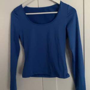 Säljer denna oanvända blåa tröja från Shein, säljer den då jag köpte fel färg!❤️