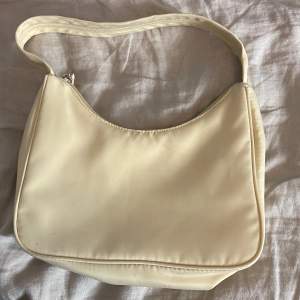 Söt liten handväska har inte används på nästan 2 år  Lite smutsig på insidan 