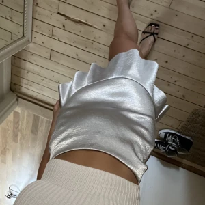 Festkjol - Säljer denna superfina kjolen som är i skimrigt material från HM. Aldrig använd!