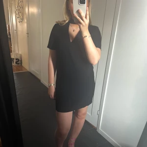Festlig klänning - Säljer denna klänning från zara med en cutout i bysten!