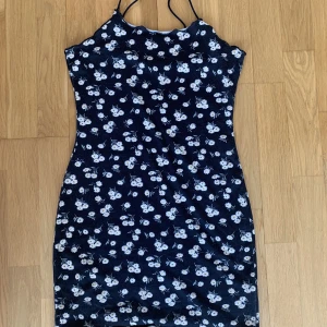 Klänning - Säljer denna supersöta och somriga klänning från SHEIN! Materialet är inte jättestretchigt så den passar förmodligen bara S.  OBS: katt finns i hemmet 