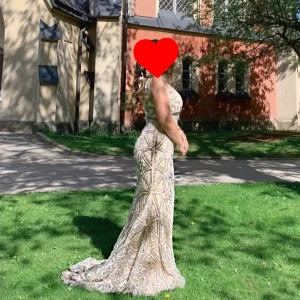 Vacker klänning 👗 - Om du letar efter en vacker klänning, här är den, full av stenar, pärlor och gnistrar, speciellt för ditt viktiga evenemang. Storlek 36/38/40 Pris: 2 800 kr